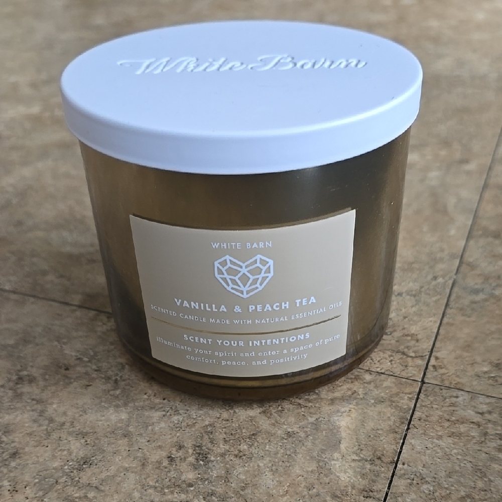 White Barn Vanilla & Peach Tea Scented Candle - Cream